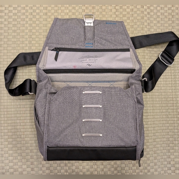 Peak Design Everyday Messenger Bag 13" Gray w/ Two Divider Inserts - Picture 2 of 5